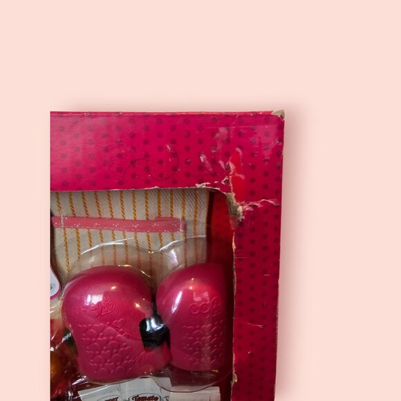 Our Generation Nahla's Red and Play Set - Picture 8 of 10